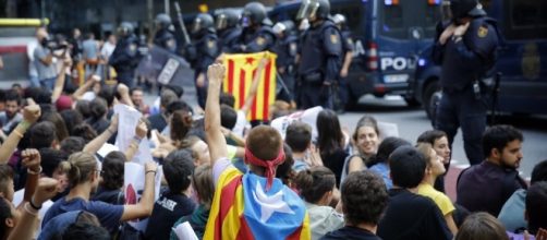 Manifestantes independentistas protestan contra la policia en Barcelona