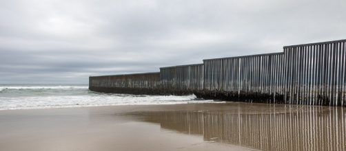 United States-Mexico border wall - [Image by ©Tomas Castelazo, www.tomascastelazo.com / Wikimedia Commons (CC BY-SA 4.0)]