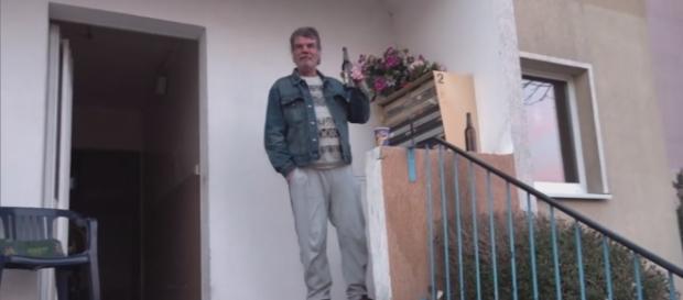 Ein Anwohner in Wolfen Nord spricht über sein Leben mit Hartz IV / Foto: RTL2 Ein Anwohner in Wolfen Nord spricht über sein Leben mit Hartz IV / Foto: RTL2