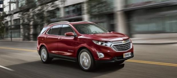 O Equinox vai “bater de frente” com as versões Limited e Trailhawkdo Compass e as vantagens do Chevrolet começam pelo motor de 262 cv O Equinox vai “bater de frente” com as versões Limited e Trailhawkdo Compass e as vantagens do Chevrolet começam pelo motor de 262 cv