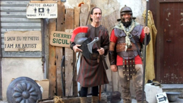 Due uomini in costume tipico medievale