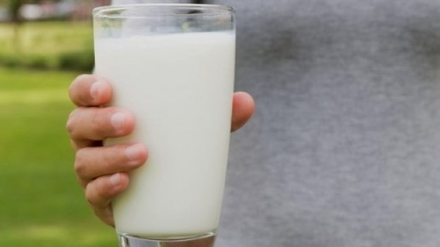 Intolleranti al lattosio possono scegliere latte delattosato e capsule di lattasi per digerire il lattosio.