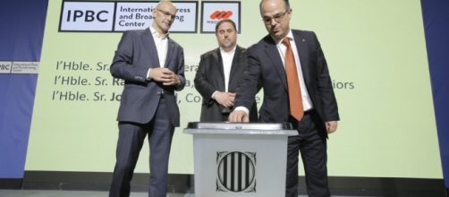 Carles Ribas, Oriol Junqueras y Raül Romeva presentando las urnas del 1 de octubre
