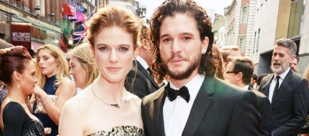 Kit Harington e Rose Leslie tiveram o noivado anunciado Kit Harington e Rose Leslie tiveram o noivado anunciado
