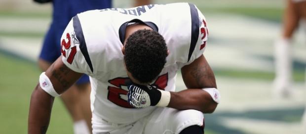 NFL player kneeling. Image via Pixabay. NFL player kneeling. Image via Pixabay.