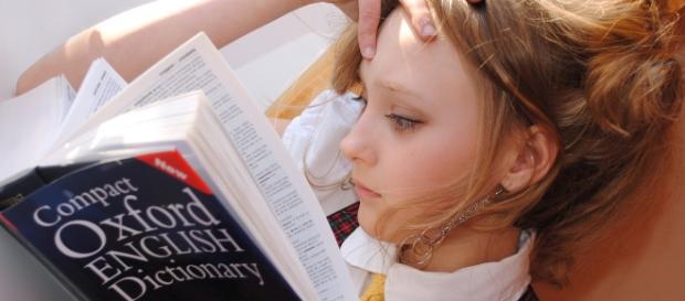 Niña estudiando inglés cansada Niña estudiando inglés cansada