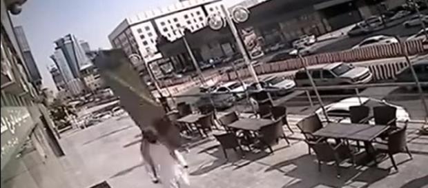 Pedestre escapa da morte por conta de uma porta de vídeo por centímetros Pedestre escapa da morte por conta de uma porta de vídeo por centímetros