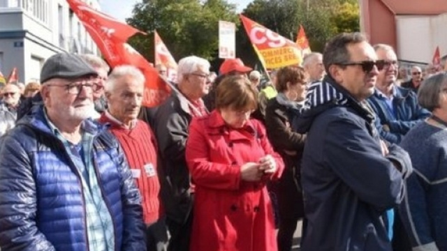 Bretagne : plus de 2000 retraités manifestent depuis ce matin contre la hause de la CSG