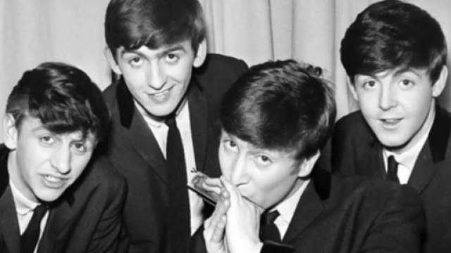 I quattro giovani componenti dei Beatles agli esordi