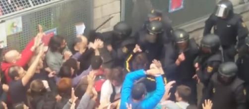 Catalan referendum: hundreds injured as police attack protesters - Image - Guardian Wires | YouTube