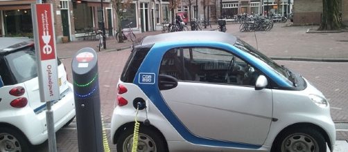 Electric car at charging station (image courtesy of Ludovic Hirlimann wikimedia commons)
