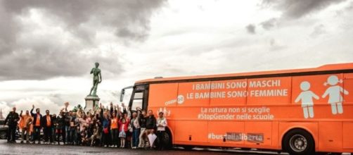 Il bus della libertà in tour nelle città italiane. Foto www.generazionefamiglia.it