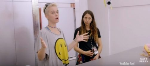 Katy Perry's behind-the-scenes. [Image Credit: Katy Perry/YouTube]