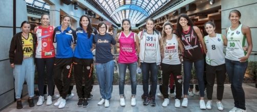 Le dieci capitane delle squadre di Serie A1 basket femminile alla presentazione del torneo (credits Legabasketfemminile.com)