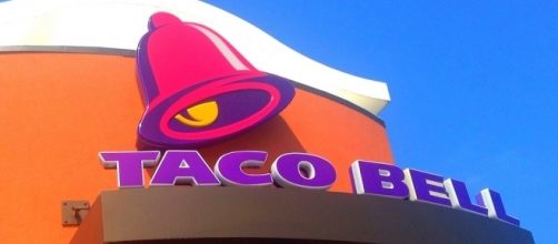 Taco Bell logo and facade, Image Credit: Mike Mozart / Flickr