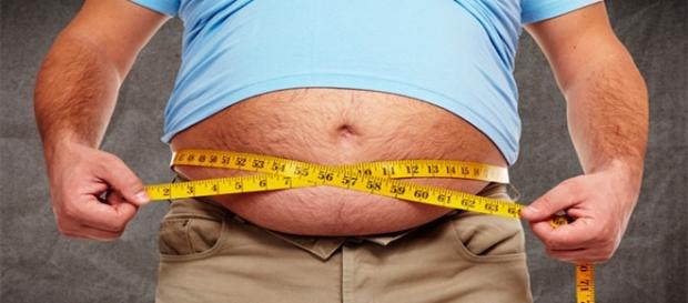 Alguns homens exibem sua 'barriga de chope' como um troféu Alguns homens exibem sua 'barriga de chope' como um troféu