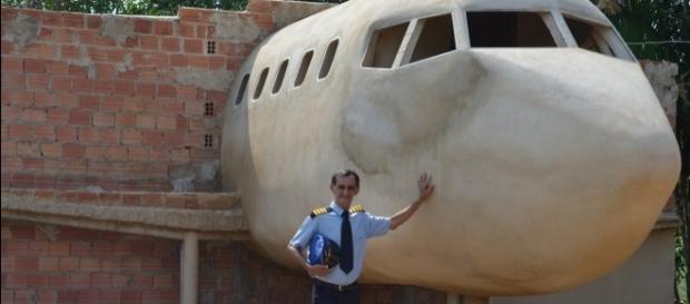 Homem constrói casa-avião e adora voar Homem constrói casa-avião e adora voar