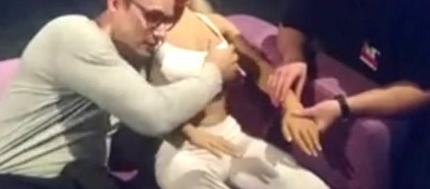 Homens estupram robô sexual em feira Homens estupram robô sexual em feira