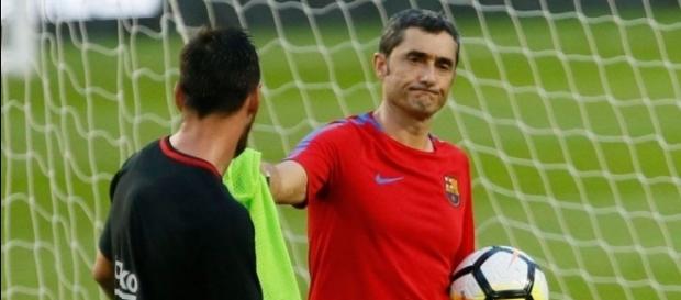 Leo Messi y Ernesto Valverde durante uno de los entrenamientos del Barça Leo Messi y Ernesto Valverde durante uno de los entrenamientos del Barça