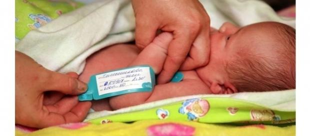 Mãe percebe em casa que seu bebê não é uma menina e sim um menino - Reprodução Internet Mãe percebe em casa que seu bebê não é uma menina e sim um menino - Reprodução Internet