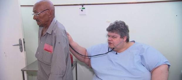 Médico é tão obeso que não consegue ficar em pé ao examinar pacientes Médico é tão obeso que não consegue ficar em pé ao examinar pacientes