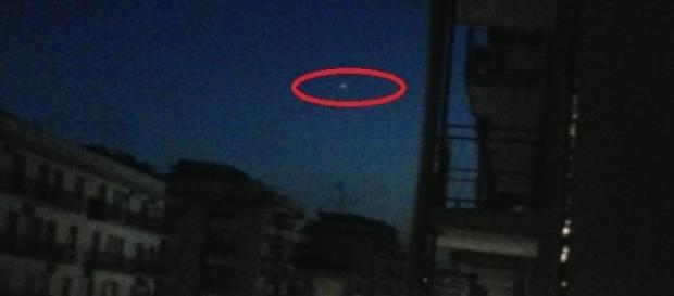 Una delle numerose fotografie che ritraggono l'oggetto misterioso Una delle numerose fotografie che ritraggono l'oggetto misterioso
