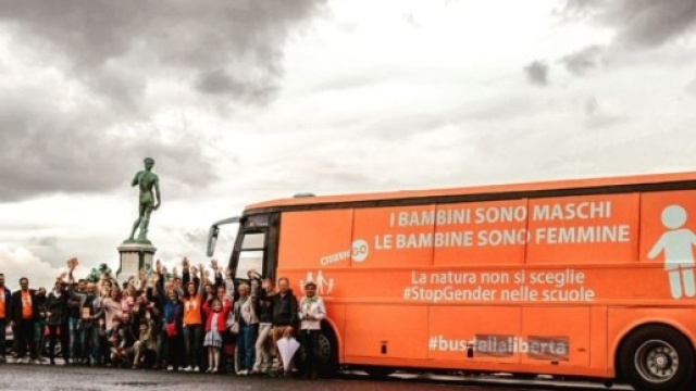 Il bus della libertà in tour nelle città italiane. Foto www.generazionefamiglia.it