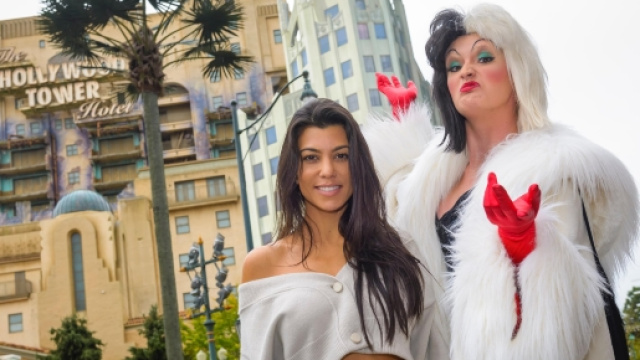 Kourtney Kardashian pose avec Cruella à Disneyland Paris (crédit photo : Disneyland Paris