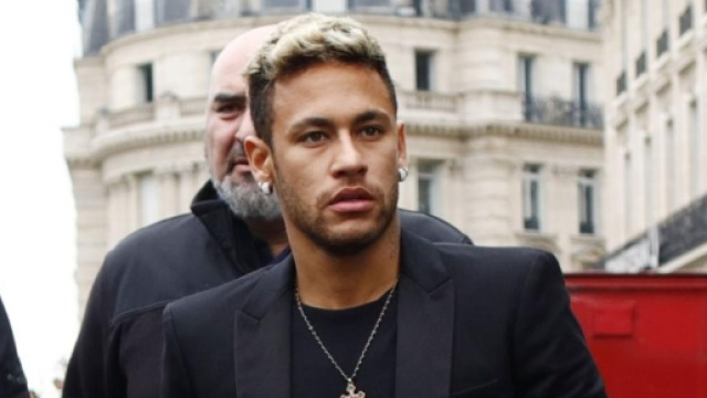 Le Buzz-Déjeuner: Quand Neymar et Daniel Alves défilent à la ... - francetvinfo.fr