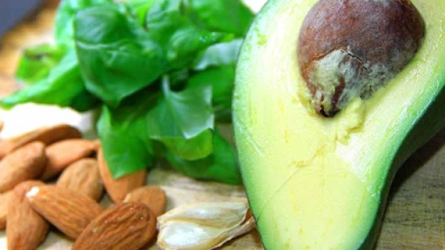Mandorle, avocado, ma non solo: ecco gli alimenti ricchi di arginina e lisina che bloccano la fame - foto:ricettecrudiste