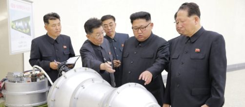 Kim Jong Un in visita ad un centro di ricerca nucleare davanti a quella che potrebbe essere una bomba H (foto KCNA)