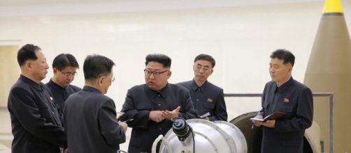 Kim Jong Un ispeziona quella che dovrebbe essere una bomba termonucleare all'Istituto di Armi Nucleari (foto KCNA)