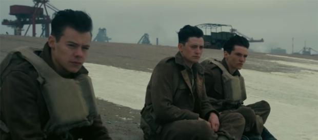 Alex, Gibson e Tommy, tre dei protagonisti del film sulla spiaggia di 'Dunkirk'. Alex, Gibson e Tommy, tre dei protagonisti del film sulla spiaggia di 'Dunkirk'.