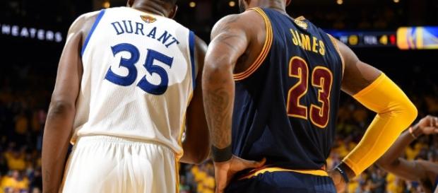 Durant apareció como invitado en el "Bill Simmons Podcast 'y comentó sobre la salida potencial de LeBron James de Cleveland en 2018. Durant apareció como invitado en el "Bill Simmons Podcast 'y comentó sobre la salida potencial de LeBron James de Cleveland en 2018.