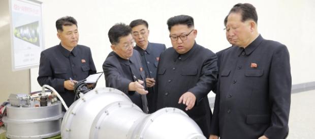 Kim Jong Un in visita ad un centro di ricerca nucleare davanti a quella che potrebbe essere una bomba H (foto KCNA) Kim Jong Un in visita ad un centro di ricerca nucleare davanti a quella che potrebbe essere una bomba H (foto KCNA)