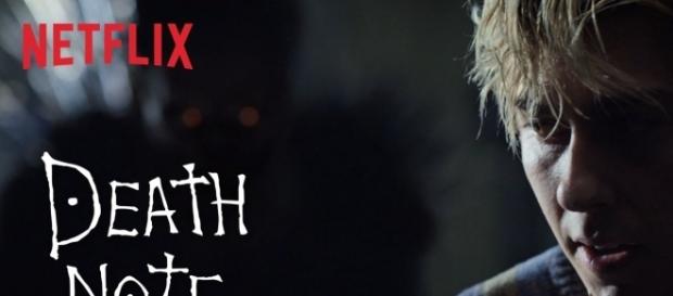 L'affiche du film de Netflix, présentant au premier plan le personnage de Light Turner et, en arrière-plan, l'ombre du shinigami Ryuk L'affiche du film de Netflix, présentant au premier plan le personnage de Light Turner et, en arrière-plan, l'ombre du shinigami Ryuk