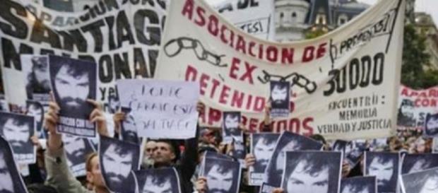 Plaza de Mayo, carteles presentes de Santiago Maldonado. Plaza de Mayo, carteles presentes de Santiago Maldonado.
