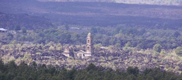 The ruins of San Juan Parangaricutiro, near the base of the Parícutin volcano - Image |sharloch | flickr The ruins of San Juan Parangaricutiro, near the base of the Parícutin volcano - Image |sharloch | flickr