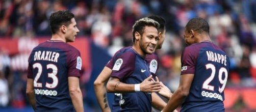 Foot PSG - PSG : Penalty pour le PSG, Neymar le tire...et le ... - foot01.com