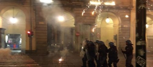 Guerriglia urbana a Torino, i contestatori si sono scatenati nel centro storico del capoluogo piemontese (foto Ansa)