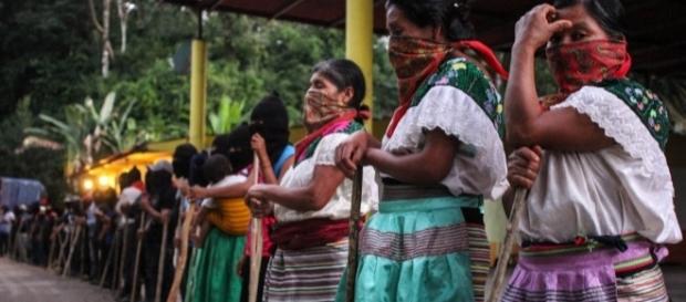 Con palos, machetes y lo que pueden indígenas del ejido Bachajón, hacen frente al despojo de sus tierras, hubo ejecutados por sicarios armados Con palos, machetes y lo que pueden indígenas del ejido Bachajón, hacen frente al despojo de sus tierras, hubo ejecutados por sicarios armados