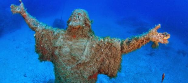 Cristo do Abismo é uma estátua de bronze de Jesus Cristo do Abismo é uma estátua de bronze de Jesus