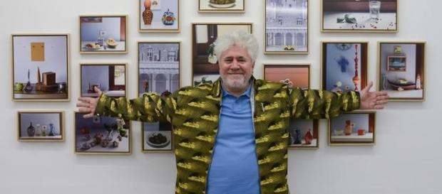 El cineasta Pedro Almodóvar ante las fotos de la exposición hechas por él mismo. El cineasta Pedro Almodóvar ante las fotos de la exposición hechas por él mismo.