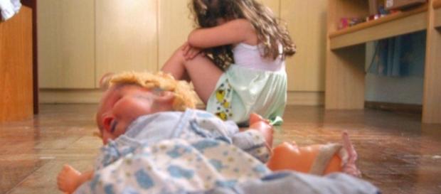 Menina de 10 anos filma o próprio estupro Menina de 10 anos filma o próprio estupro
