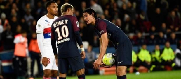 Neymar e Cavani: disputa de egos nos time de Paris Neymar e Cavani: disputa de egos nos time de Paris