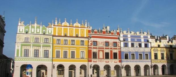 Palazzi di pregio a Zamosc. Quello rossoe quello azzurro erano di mercanti armeni. Foto di © Narodowy Instytut Dziedzictwa Palazzi di pregio a Zamosc. Quello rossoe quello azzurro erano di mercanti armeni. Foto di © Narodowy Instytut Dziedzictwa
