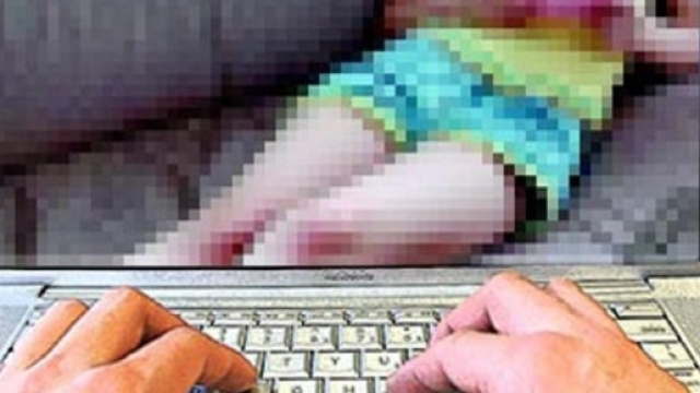 Faceva parte di uan rete di pedofili che on line si scambiano file osceni il pedofilo arrestato a Rimini. L'inchiesta prosegue.
