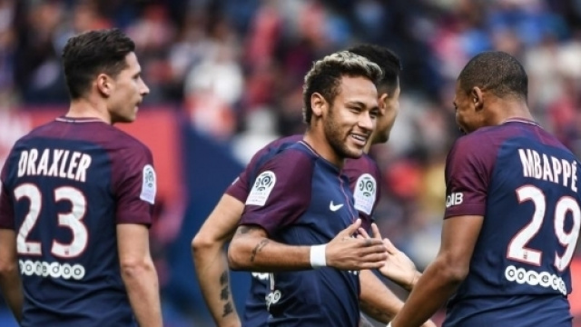 Foot PSG - PSG : Penalty pour le PSG, Neymar le tire...et le ... - foot01.com