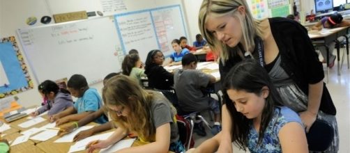 Docente in una classe scolastica