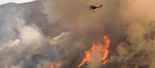 Helicopters drop water and fire retardant chemicals in a California Wildfire.(IMage by FEMA Phoyo Library/Wikimedia Commons)